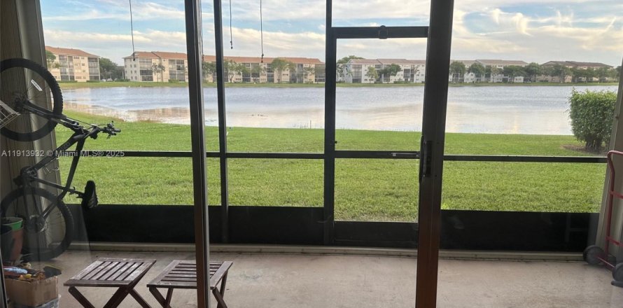 Condo à Pembroke Pines, Floride, 2 chambres № 1968971