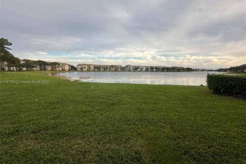 Copropriété à vendre à Pembroke Pines, Floride: 2 chambres, 142.42 m2 № 1968971 - photo 2