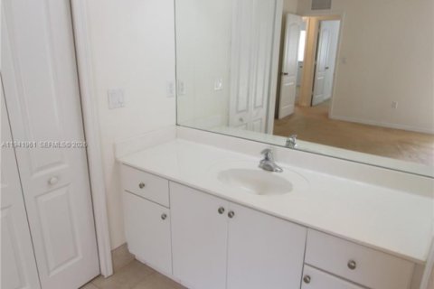 Condo in Cutler Bay, Florida, 3 bedrooms  № 1999752 - photo 17