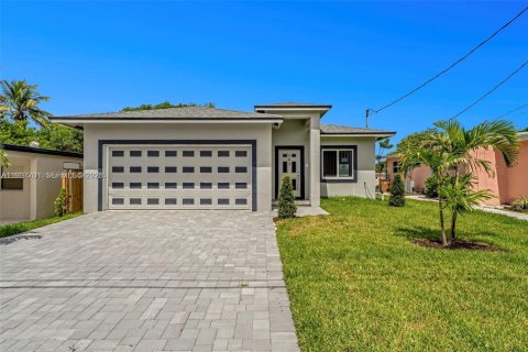 Casa en venta en Deerfield Beach, Florida, 4 dormitorios № 2058765 - foto 2