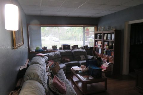 House in Pinecrest, Florida 3 bedrooms, 167.32 sq.m. № 1970729 - photo 12