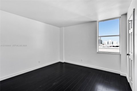 Condo in Miami Beach, Florida, 2 bedrooms № 2401306 - photo 18