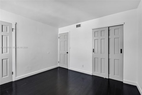 Condo in Miami Beach, Florida, 2 bedrooms № 2401306 - photo 17