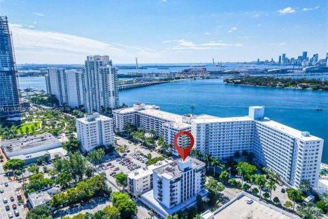 Condo in Miami Beach, Florida, 2 bedrooms № 2401306 - photo 2