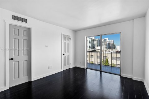 Condo in Miami Beach, Florida, 2 bedrooms № 2401306 - photo 14