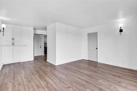 Condo in Miami Beach, Florida, 2 bedrooms № 2401306 - photo 8