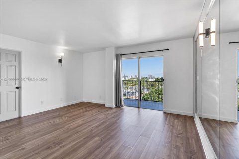 Condo in Miami Beach, Florida, 2 bedrooms № 2401306 - photo 3