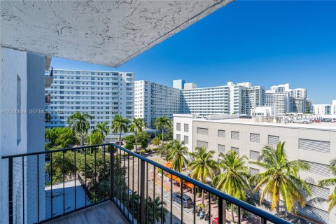 Condo in Miami Beach, Florida, 2 bedrooms № 2401306 - photo 12