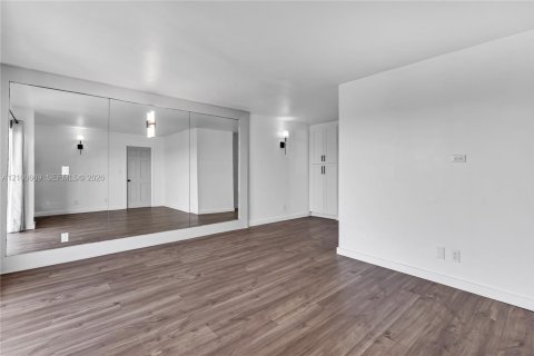 Condo in Miami Beach, Florida, 2 bedrooms № 2401306 - photo 7