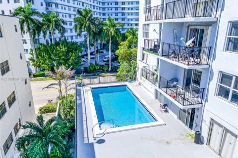 Condo in Miami Beach, Florida, 2 bedrooms № 2401306 - photo 24