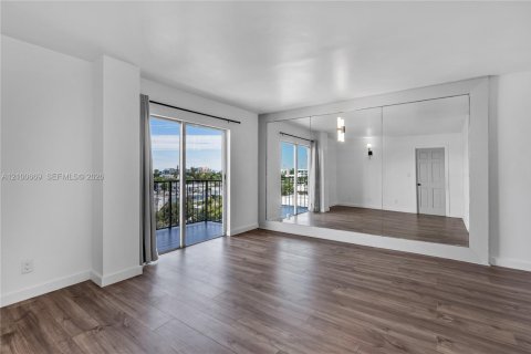 Condo in Miami Beach, Florida, 2 bedrooms № 2401306 - photo 6