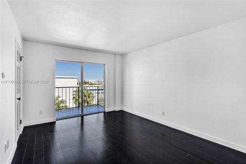 Condo in Miami Beach, Florida, 2 bedrooms № 2401306 - photo 11