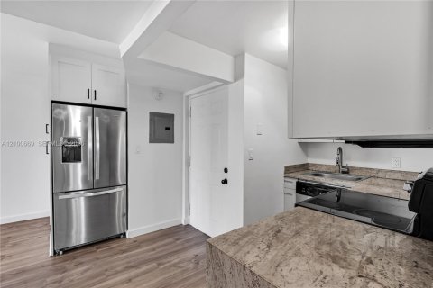 Condo in Miami Beach, Florida, 2 bedrooms № 2401306 - photo 10