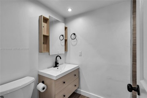 Condo in Miami Beach, Florida, 2 bedrooms № 2401306 - photo 19