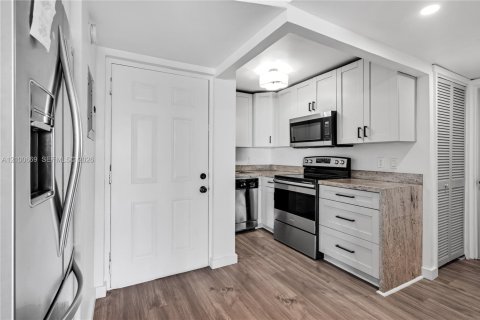 Condo in Miami Beach, Florida, 2 bedrooms № 2401306 - photo 9