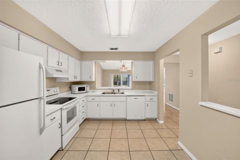 Villa ou maison à louer à Ocala, Floride: 2 chambres, 103.59 m2 № 2376757 - photo 5
