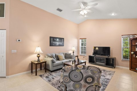 House in St. Lucie, Florida 2 bedrooms, 222.87 sq.m. № 2256449 - photo 12