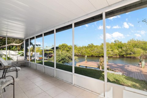 House in St. Lucie, Florida 2 bedrooms, 222.87 sq.m. № 2256449 - photo 6