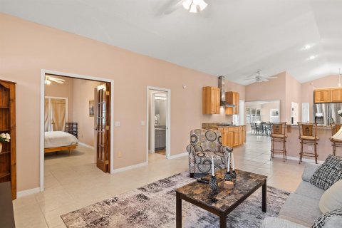House in St. Lucie, Florida 2 bedrooms, 222.87 sq.m. № 2256449 - photo 13