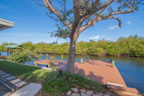 House in St. Lucie, Florida 2 bedrooms, 222.87 sq.m. № 2256449 - photo 2