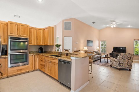 House in St. Lucie, Florida 2 bedrooms, 222.87 sq.m. № 2256449 - photo 16
