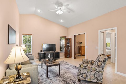 House in St. Lucie, Florida 2 bedrooms, 222.87 sq.m. № 2256449 - photo 11