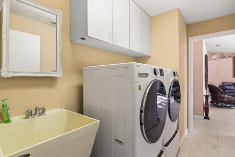 House in St. Lucie, Florida 2 bedrooms, 222.87 sq.m. № 2256449 - photo 25