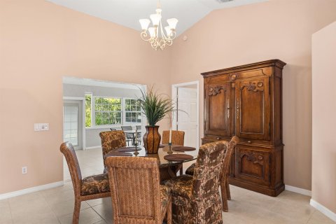 House in St. Lucie, Florida 2 bedrooms, 222.87 sq.m. № 2256449 - photo 10