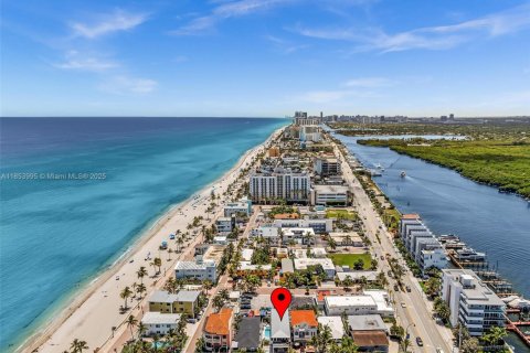 House in Hollywood, Florida 5 bedrooms, 232.63 sq.m. № 1887816 - photo 6
