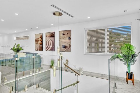 House in Hollywood, Florida 5 bedrooms, 232.63 sq.m. № 1887816 - photo 17