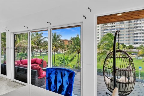 House in Hollywood, Florida 5 bedrooms, 232.63 sq.m. № 1887816 - photo 20