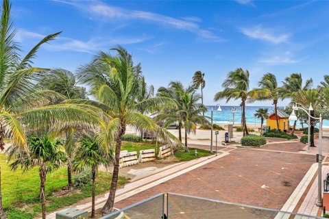 House in Hollywood, Florida 5 bedrooms, 232.63 sq.m. № 1887816 - photo 19