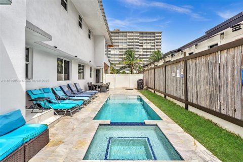 House in Hollywood, Florida 5 bedrooms, 232.63 sq.m. № 1887816 - photo 14