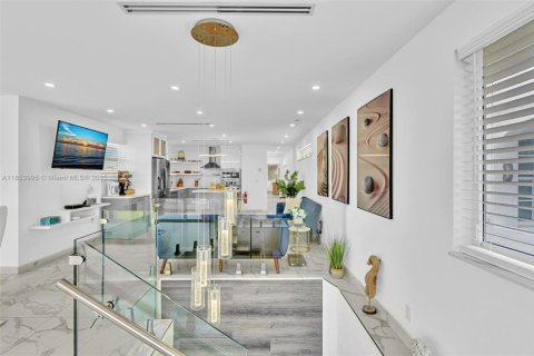 House in Hollywood, Florida 5 bedrooms, 232.63 sq.m. № 1887816 - photo 9