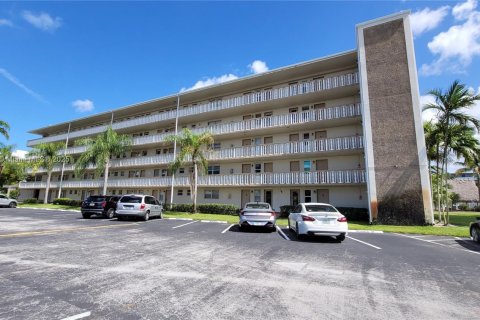 Condominio en alquiler en Hollywood, Florida, 2 dormitorios, 92.16 m2 № 1819915 - foto 1