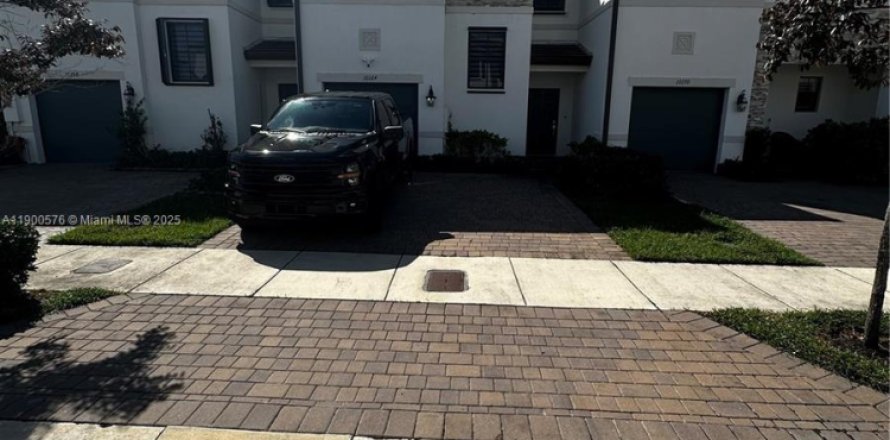 Adosado en Miami, Florida 3 dormitorios, 127.65 m2 № 1951962