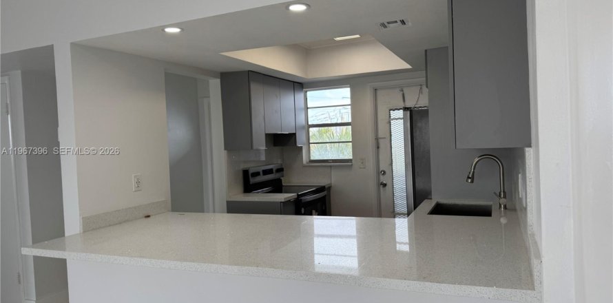 Condo à Hallandale Beach, Floride, 2 chambres  № 2028614