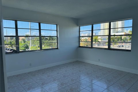 Copropriété à louer à Hallandale Beach, Floride: 2 chambres № 2028614 - photo 9