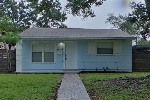 House in Saint Petersburg, Florida 2 bedrooms, 74.51 sq.m. № 1911918 - photo 1
