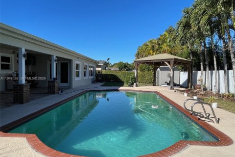 House in Miami, Florida 3 bedrooms, 232.26 sq.m. № 2003236 - photo 4