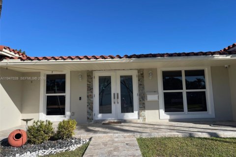 House in Miami, Florida 3 bedrooms, 232.26 sq.m. № 2003236 - photo 2