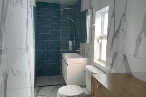 House in Miami, Florida 3 bedrooms, 232.26 sq.m. № 2003236 - photo 17