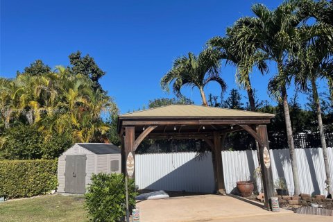 House in Miami, Florida 3 bedrooms, 232.26 sq.m. № 2003236 - photo 6