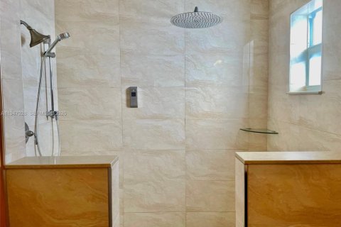 House in Miami, Florida 3 bedrooms, 232.26 sq.m. № 2003236 - photo 15