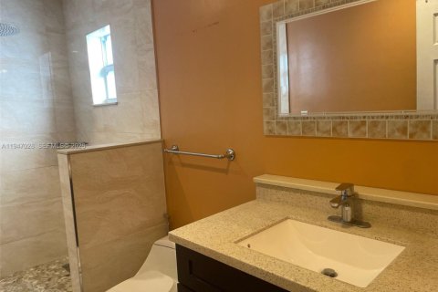 House in Miami, Florida 3 bedrooms, 232.26 sq.m. № 2003236 - photo 13