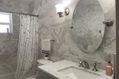 House in Miami, Florida 3 bedrooms, 232.26 sq.m. № 2003236 - photo 16