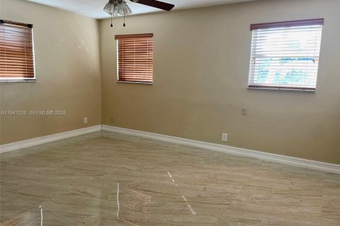 House in Miami, Florida 3 bedrooms, 232.26 sq.m. № 2003236 - photo 18