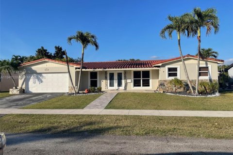 House in Miami, Florida 3 bedrooms, 232.26 sq.m. № 2003236