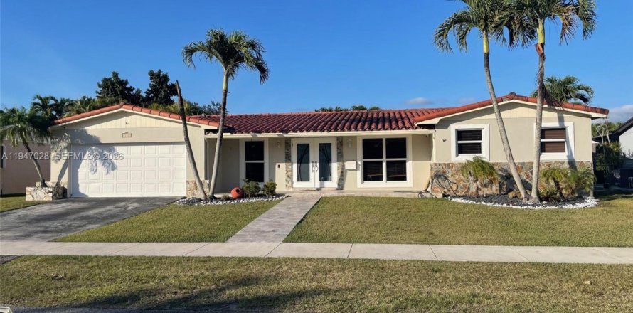 House in Miami, Florida 3 bedrooms, 232.26 sq.m. № 2003236