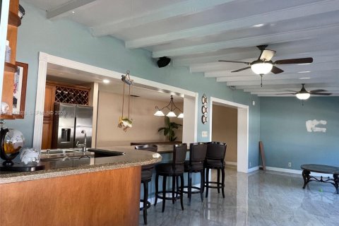 House in Miami, Florida 3 bedrooms, 232.26 sq.m. № 2003236 - photo 23